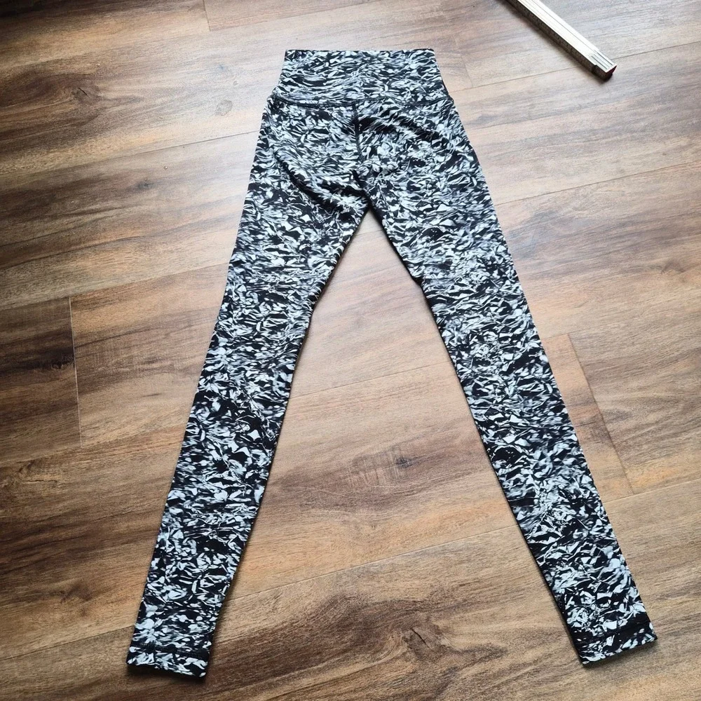 Lululemon High Rise Leggings Size 2 Black White Abstract Print Yoga Pants L Gym